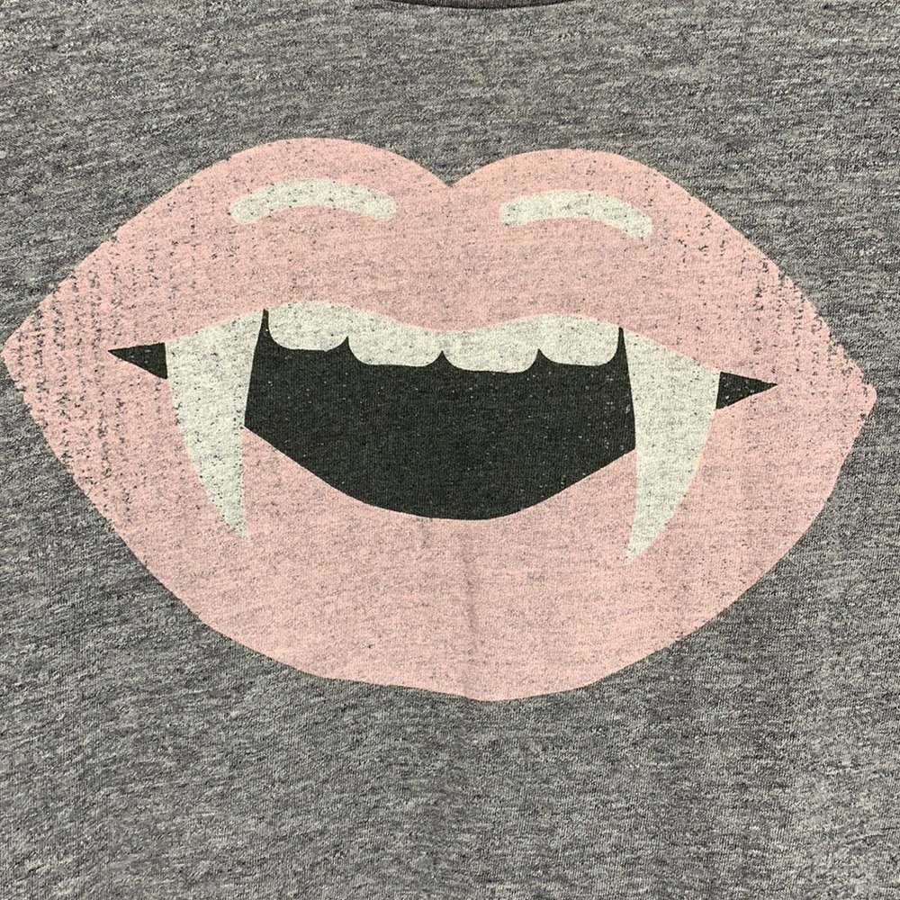 Grayson Threads Vampire Teeth Smile Lips Tee SZ XS